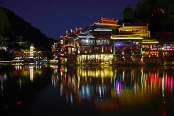 長(zhǎng)沙出發(fā)到張家界天門山、玻璃棧道、鳳凰古城、鳳凰夜景往返二日游